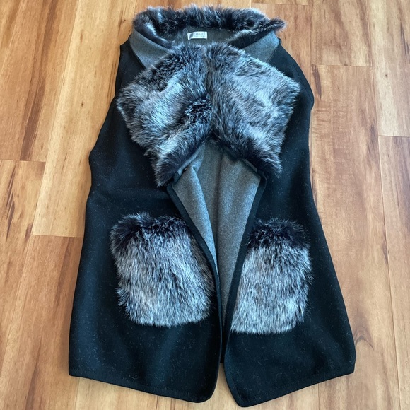 Black Gray Solid Color Vest with Faux Fur Trim - Picture 2 of 5